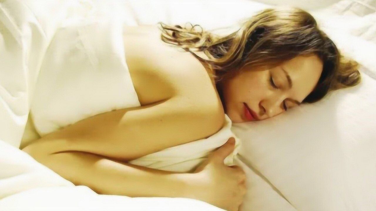 女生不穿内衣睡觉到底好不好看完医生回答赶紧做出改变