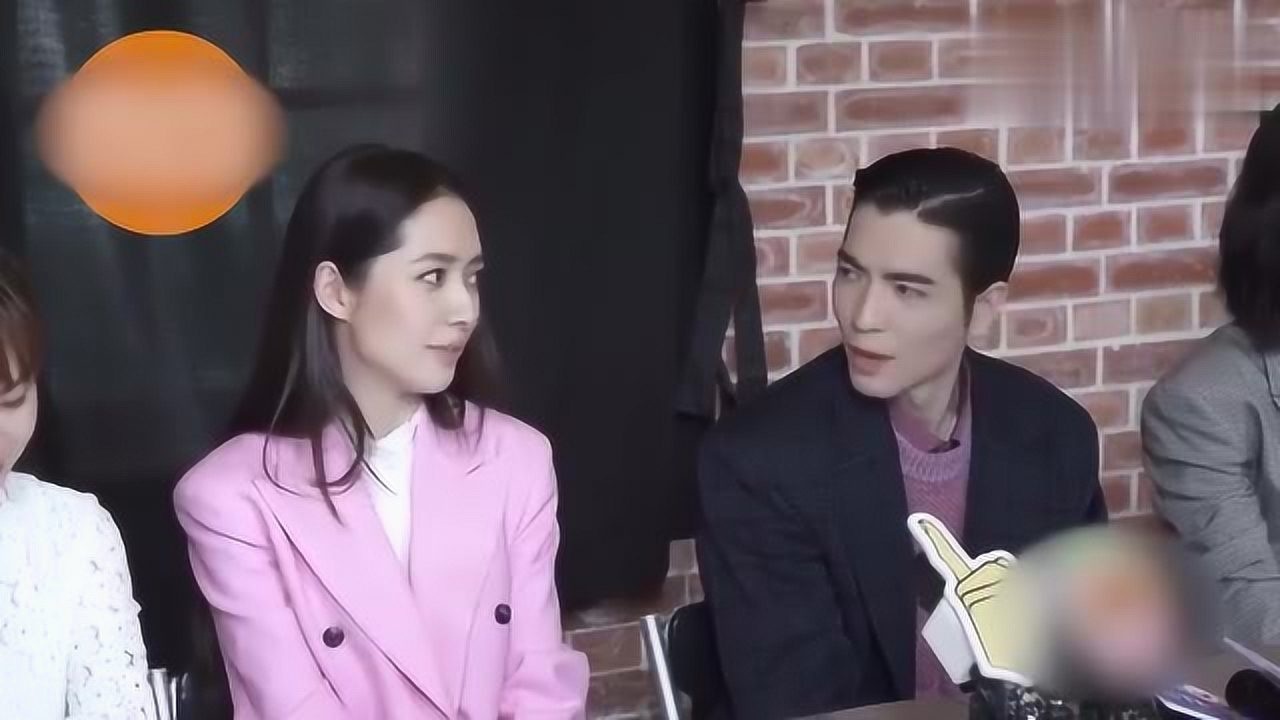 郭碧婷采访避谈向佐,尴尬挽起萧敬腾胳膊,老萧实力怼记者