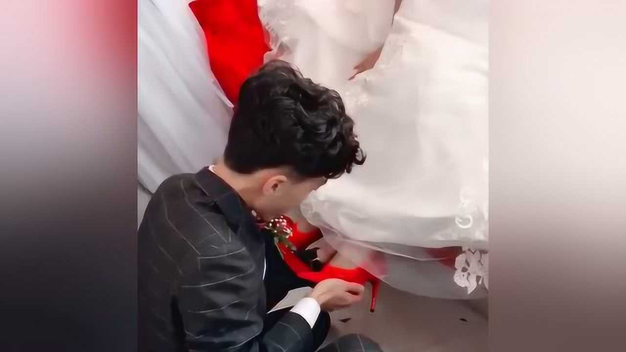 新郎去接新娘认真穿鞋的样子网友直呼好男人