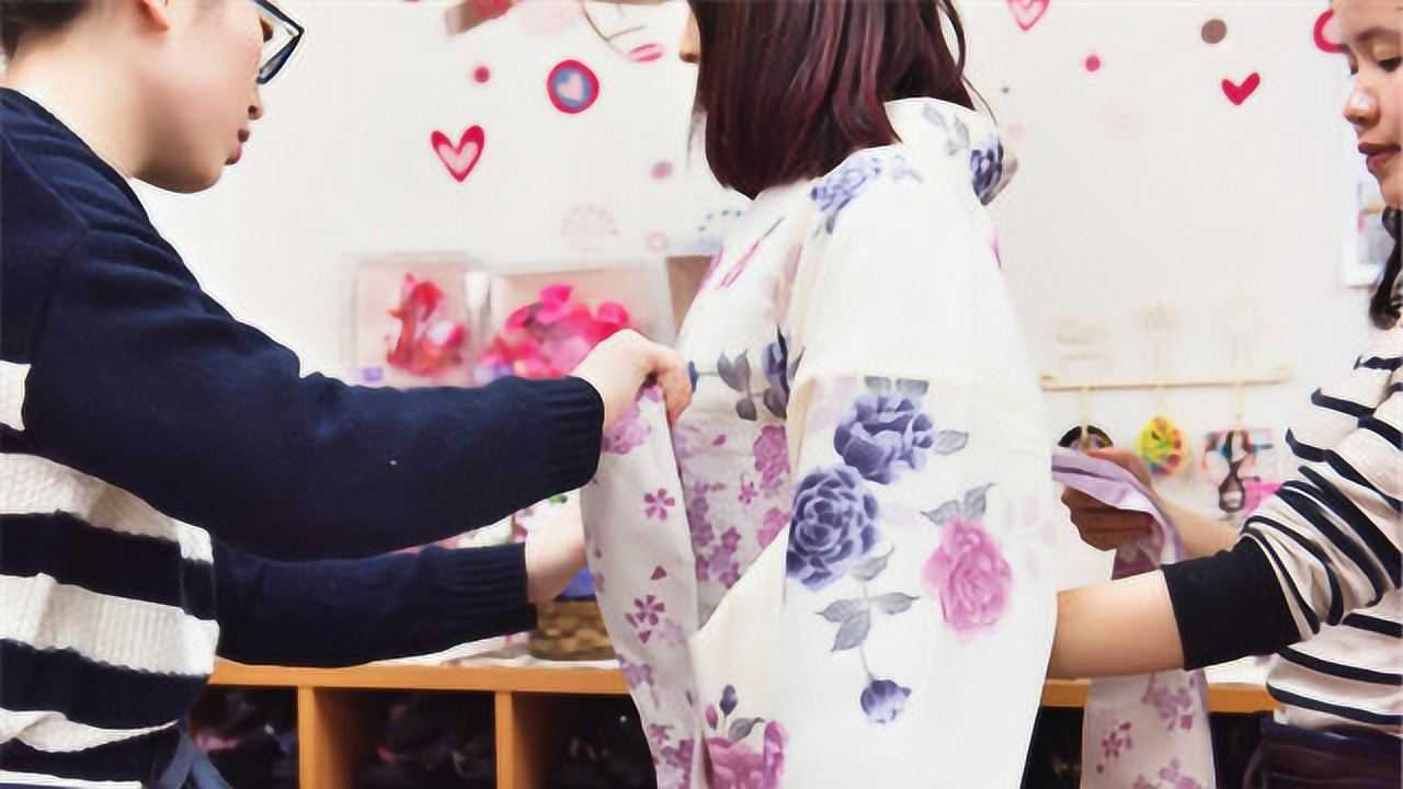 为什么日本女生穿和服不准穿内衣美女含羞示范总算明白了