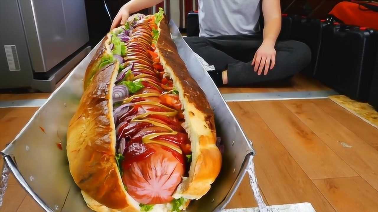 80斤的巨大热狗,火腿跟手臂一样粗,够小哥吃一年了