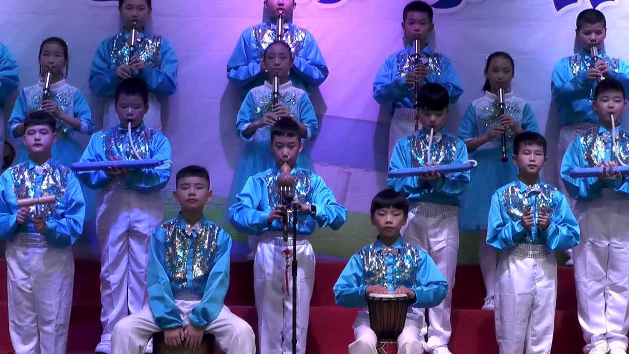 巫溪县珠海实小五八班演奏敲手鼓的小巴郎