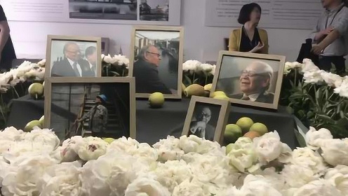 建筑大师贝聿铭去世，故乡市民自发赶到苏州博物馆送花吊唁