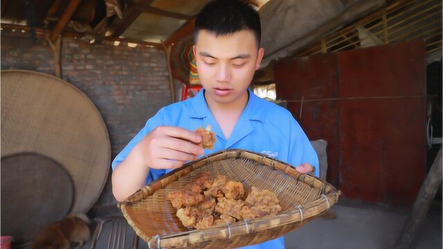 1锅炸酥肉,配上秘制干油碟,农村爷孙吃出了大餐的味道