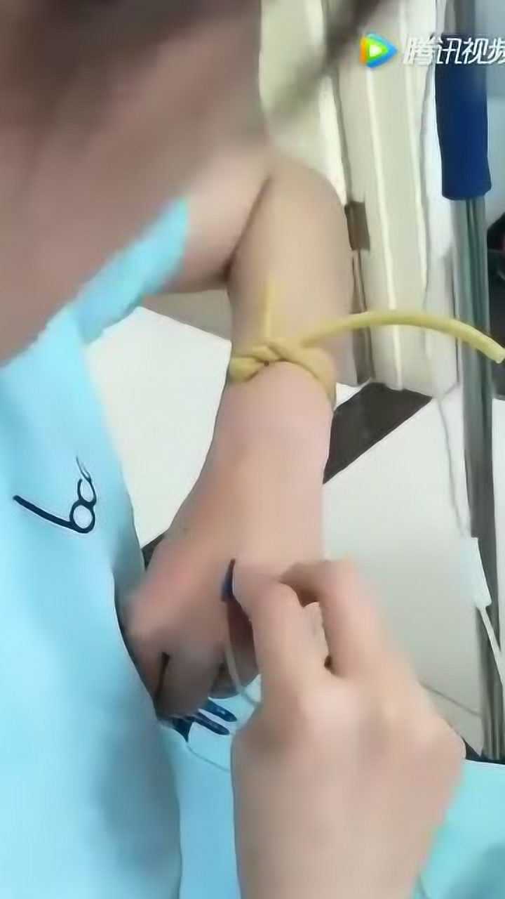 美女护士自己给自己打吊针!看着心疼!_腾讯视频