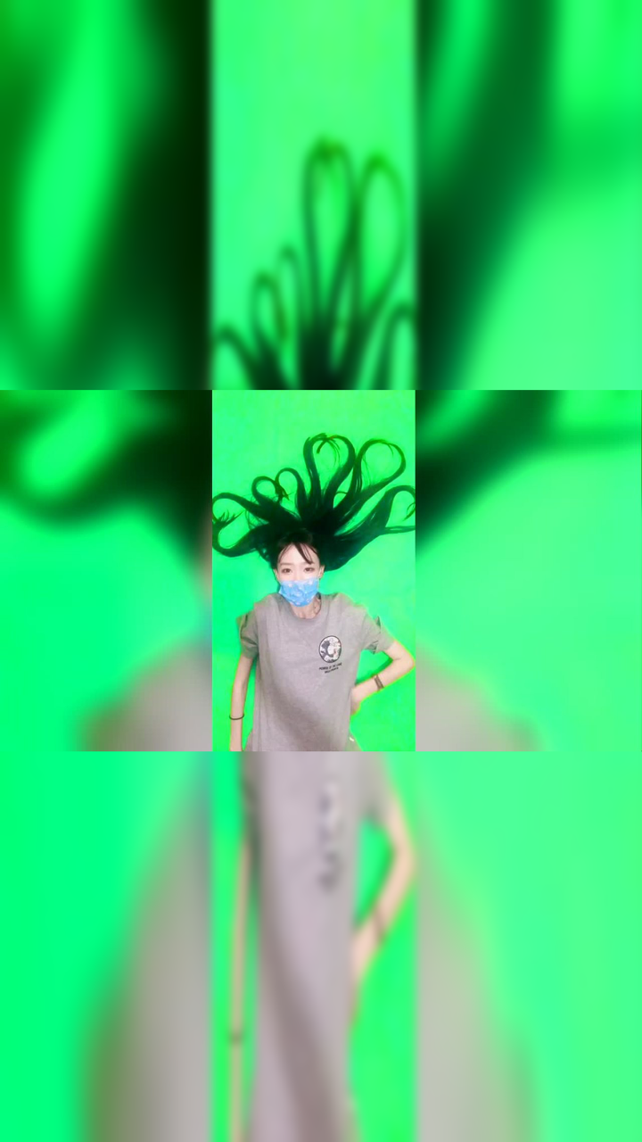 把头发摆成心形