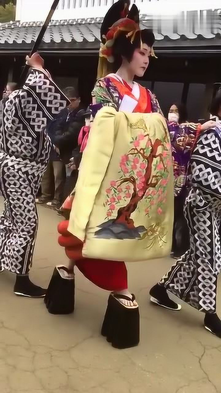 日本花魁出街,感觉他们很不开心的样子