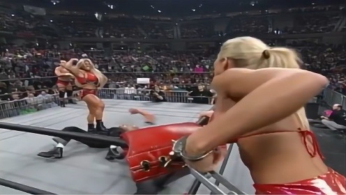 男女混合摔角 美女威尔逊被手铐锁住 眼看队友被击败！