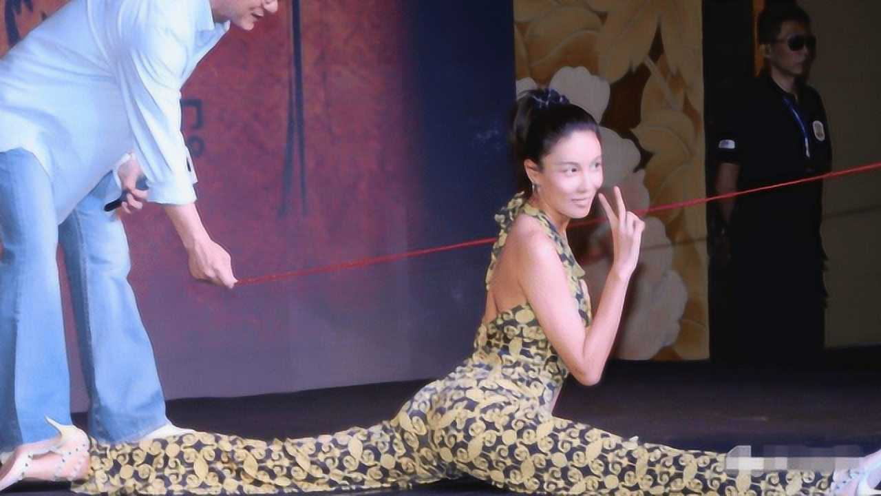 张蓝心穿"液体裤",劈一字马,不愧是成龙大哥的女人!