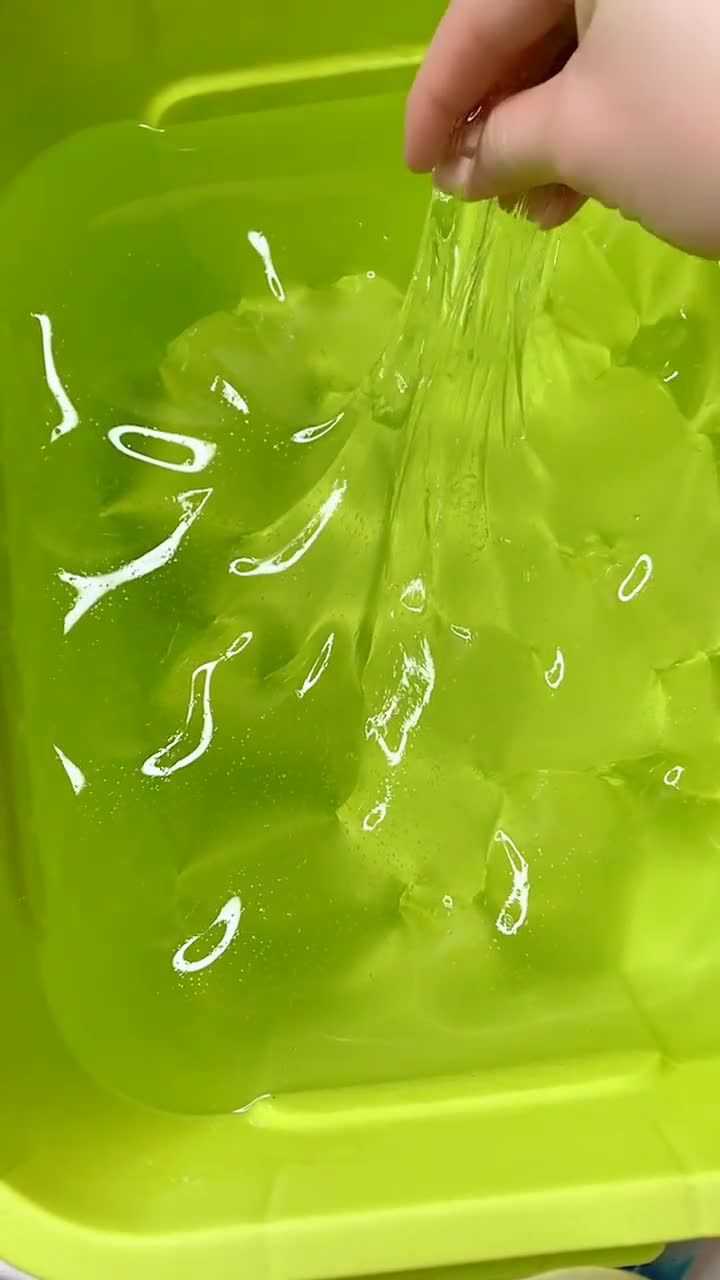 刚从冰箱里拿出的水晶泥,感觉有点冰啊!