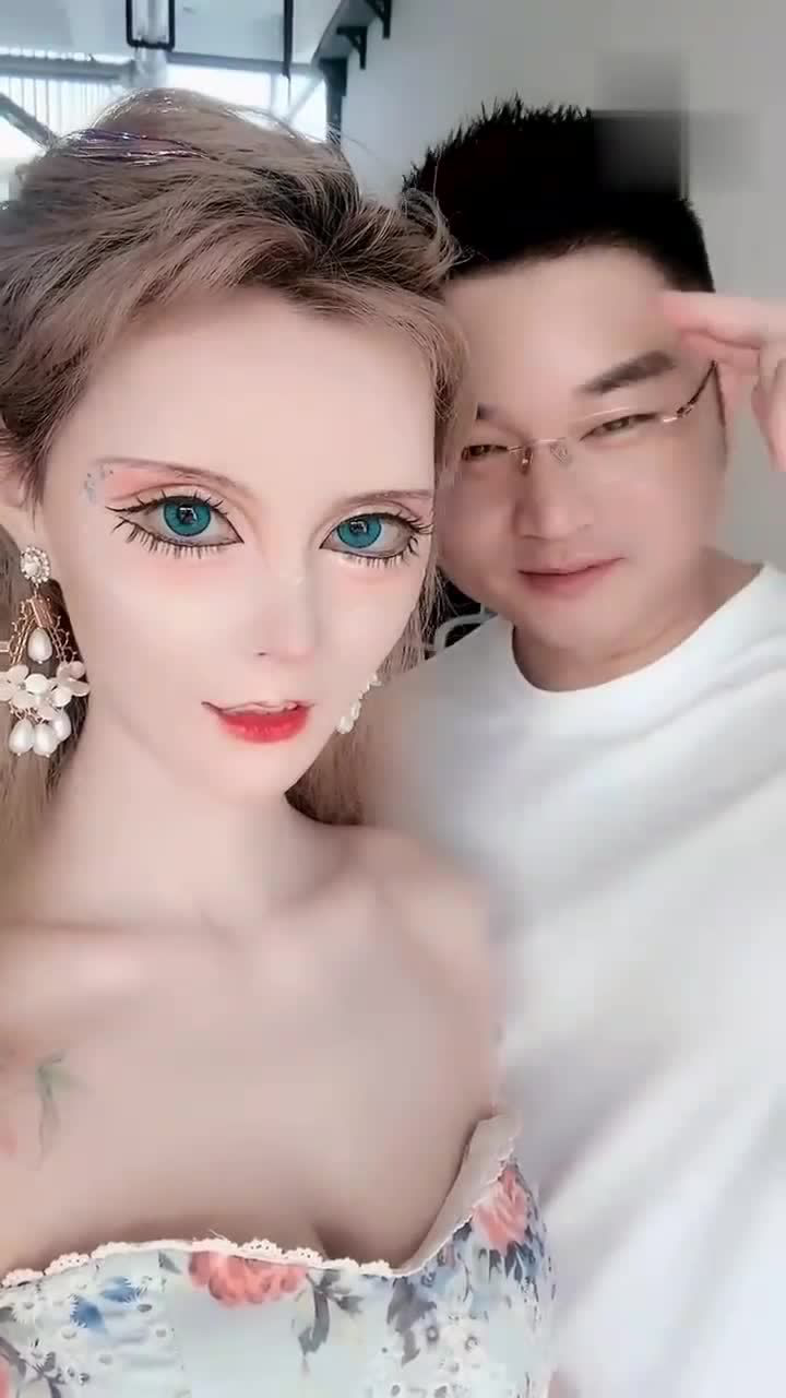 芭比和灿宇分手后,竟然找了这么一个油腻大叔,网友:傍大款!