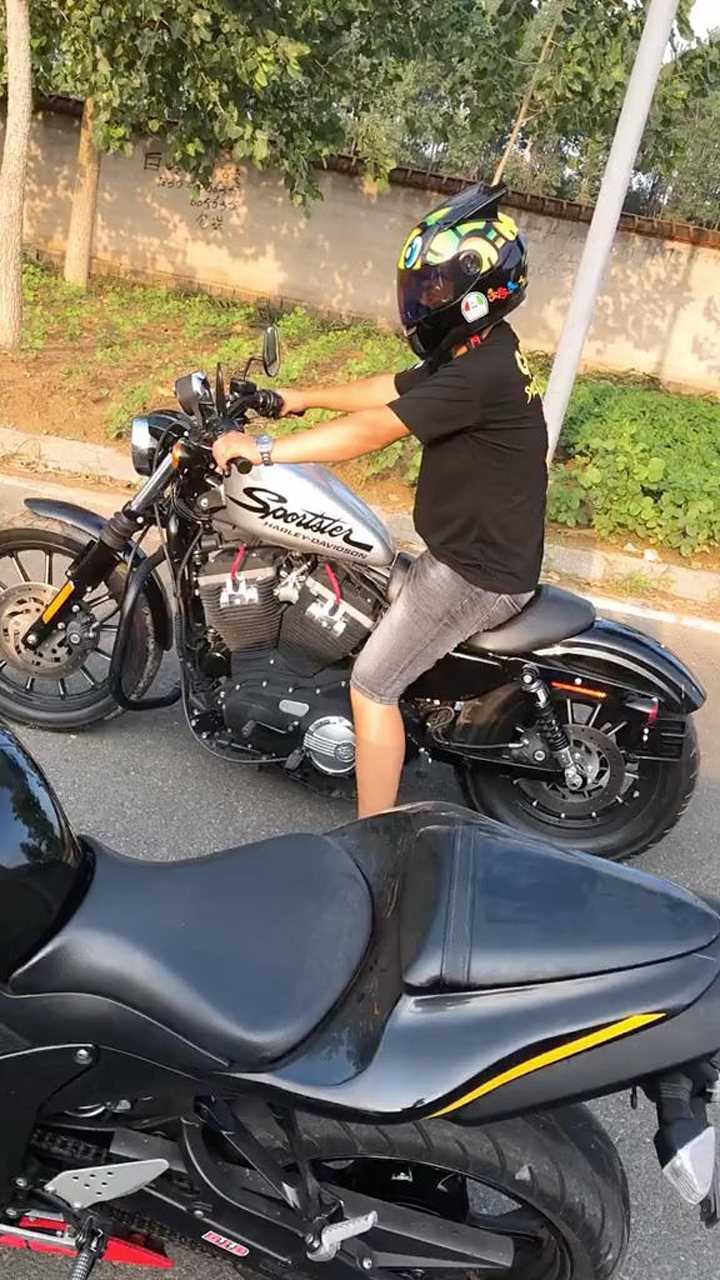 这胖子骑哈雷非要戴下我头盔,风格完全不搭好吗