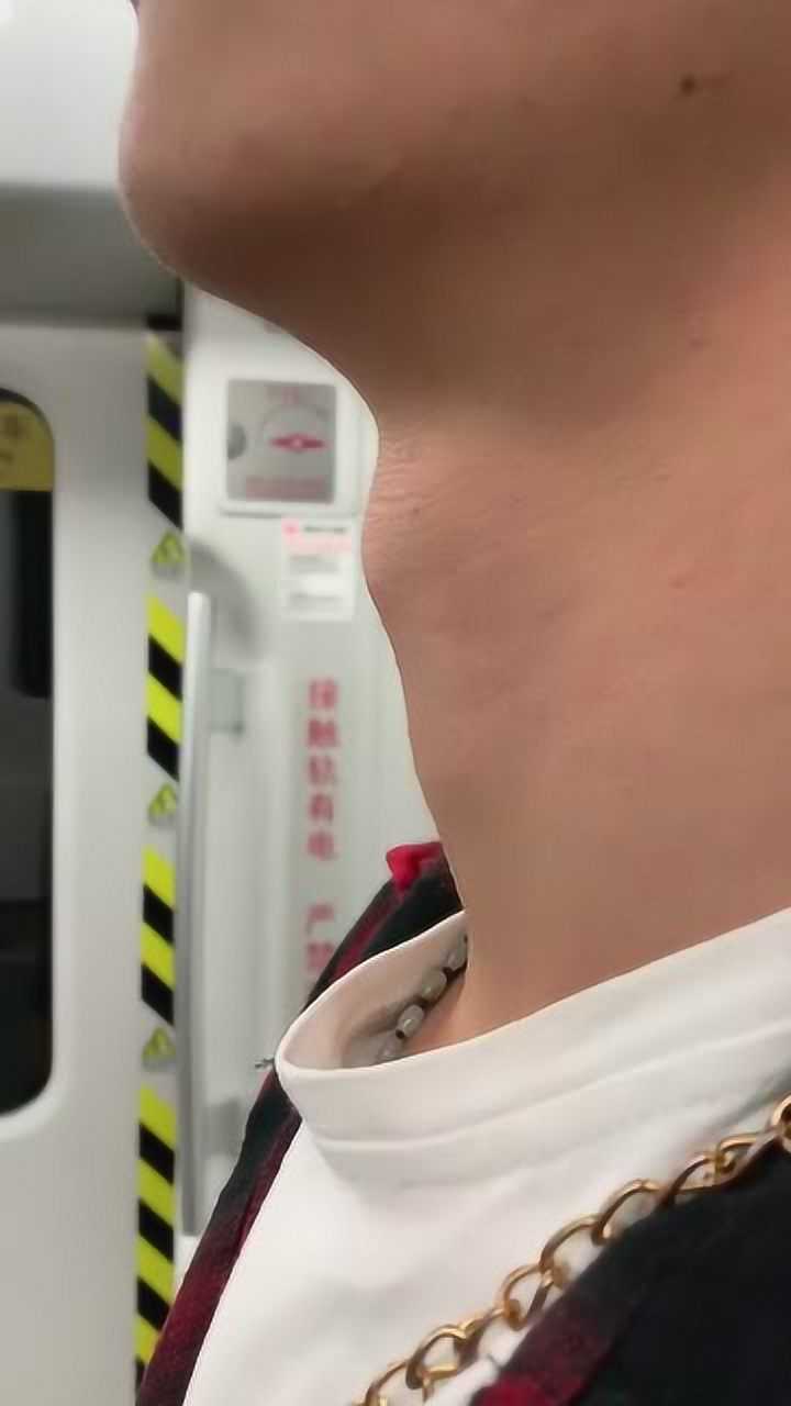 男人的喉结真的是太神奇了看着是不是很像毛毛虫的喉结