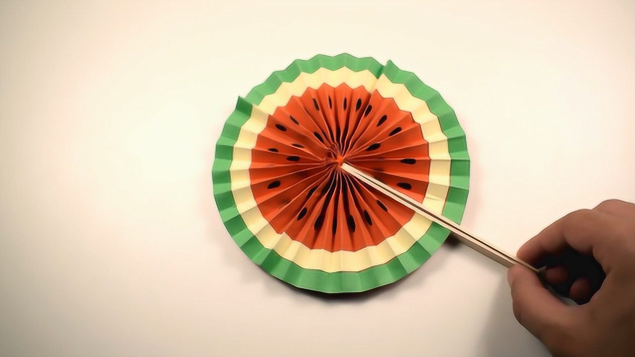 手工折纸教程教你如何折叠一把西瓜纸扇子