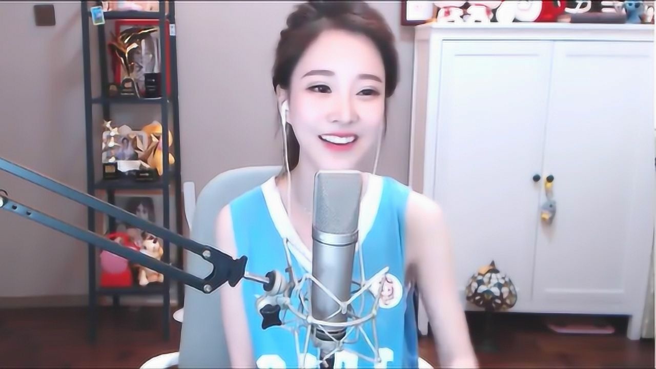 冯提莫唱《逆战》pk张杰,美姐姐对你笑,点个赞吧!