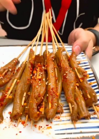 美味一览:鸭板肠,卤过再炸,味道甜辣口感筋道,适合做下酒菜!