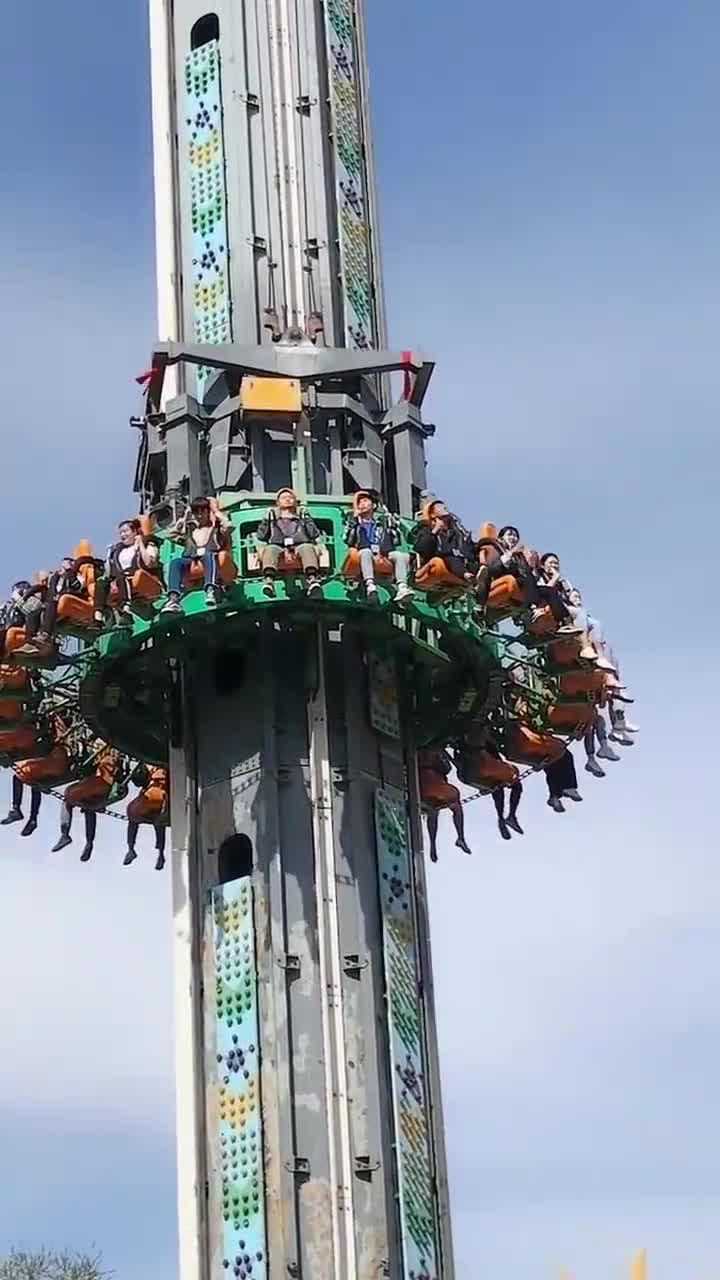 游乐园里的跳楼机,是我想玩又不敢玩的项目,看着就刺激!