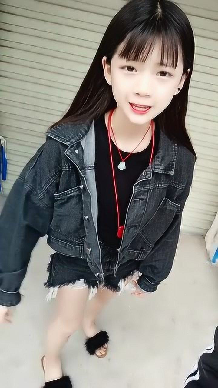 初一小妹妹已经穿成这样了，现在的孩子都这么早熟吗？_腾讯视频