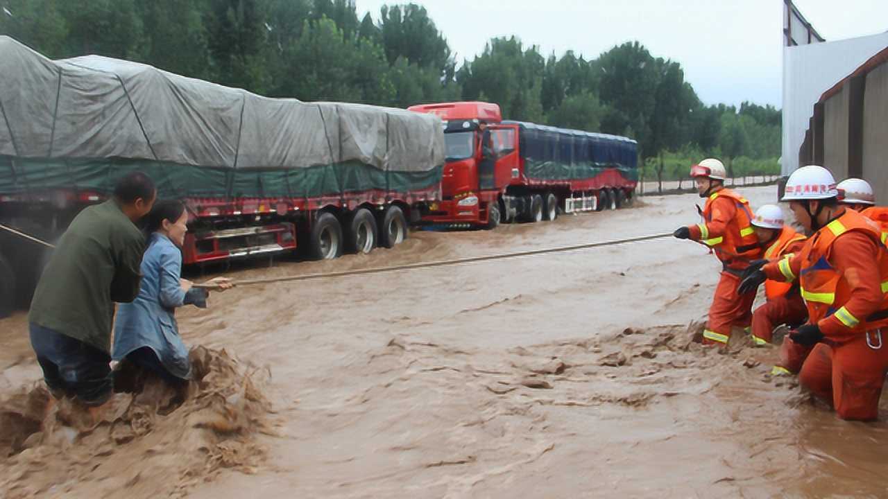 济源景区突发山洪20多人被困!一名女子获救后大哭