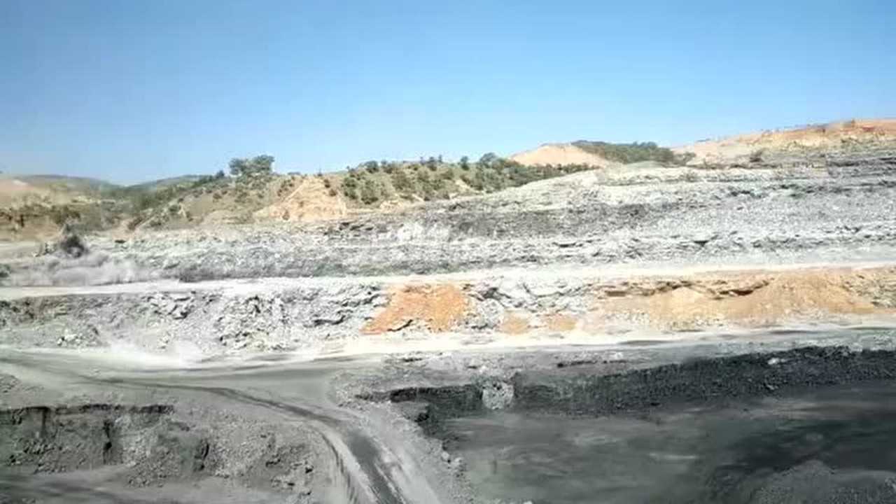 露天铁矿深孔台阶爆破