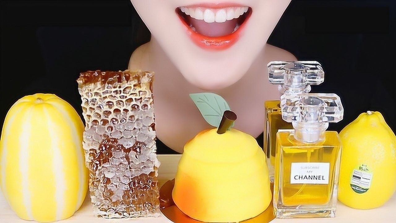 韩国美女吃黄色大餐大口吃柠檬太震惊酸到脸都变形了