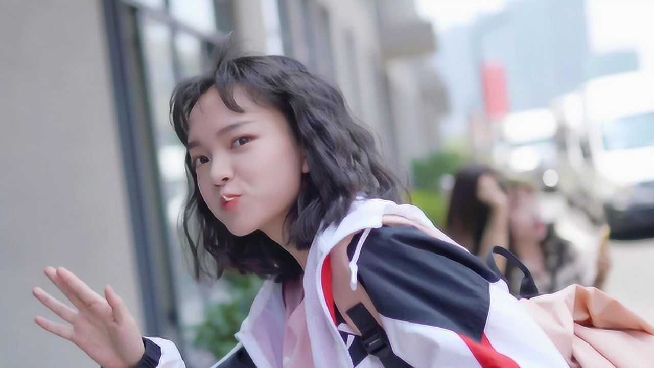 兰西雅变身玩偶少女,何洛洛完美配合,这表情管理太可爱了吧!