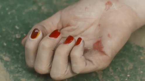 凶手专挑年轻女性作案，每次都给受害人涂上红指甲！