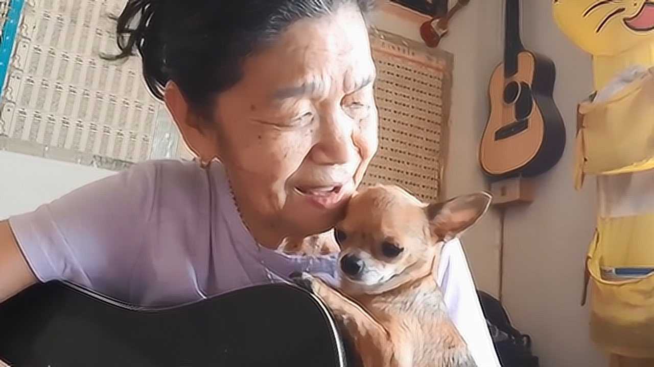 泰国老奶奶弹着吉他清唱morethanicansay