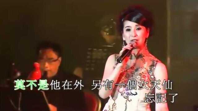 区霭玲献唱《四季相思》 ,一身旗袍打扮靓丽动人,别有一番风韵