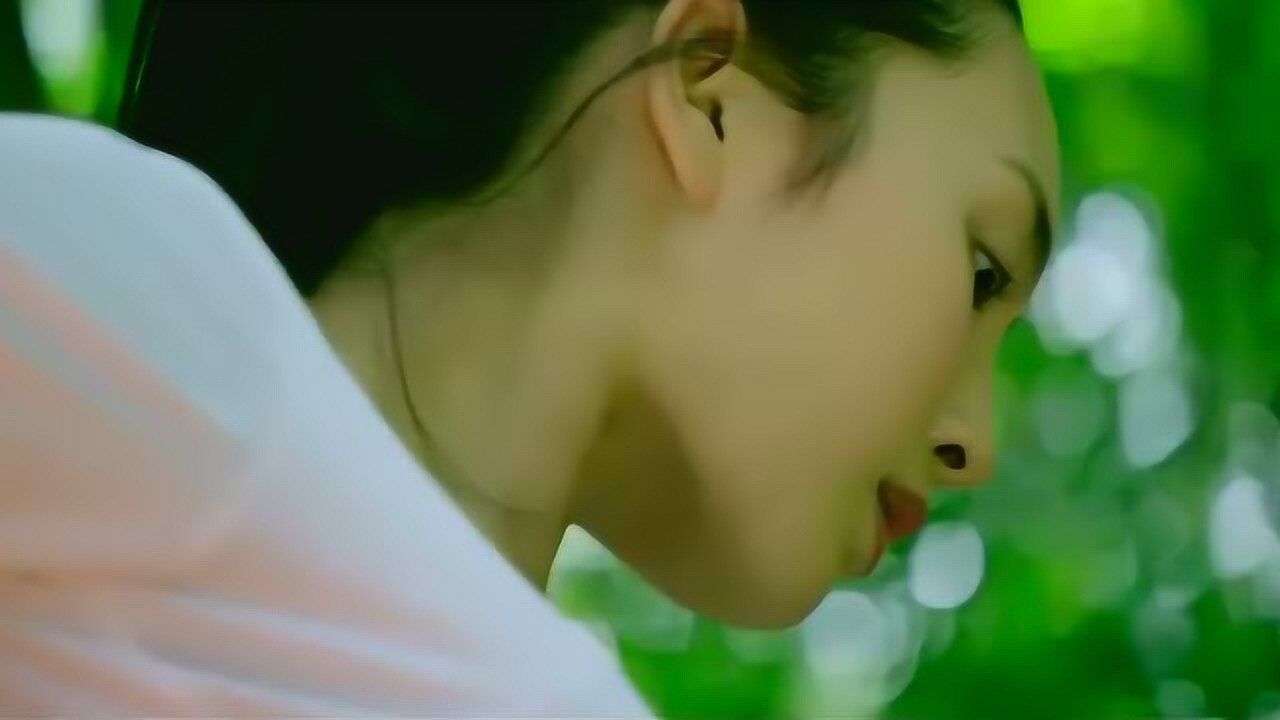小孩尿急来小树林撒尿，没想到看见一位美女，小孩眼都直了！_腾讯视频