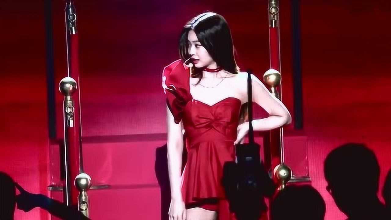 jennie《solo》之传奇粉丝直拍 红衣超性感!