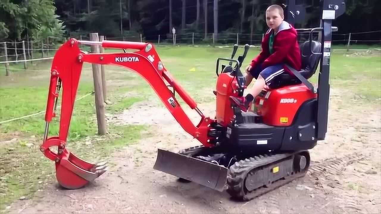 民间牛人改造小型挖掘机结构简单小孩子都能够搞定