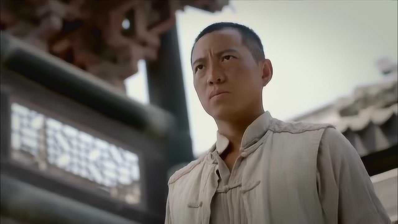 大刀记恶霸穷凶极恶谁料这次踢到铁板一脚被踹飞了