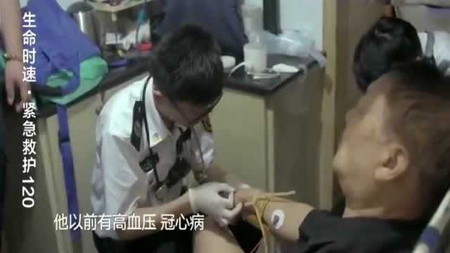 紧急救护120:电话报,病人四肢无力,而且吐血,马上出发急救