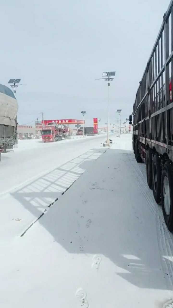 青藏线五道梁,三声鸣笛祭前人,再鸣三声祝自己平安度过!