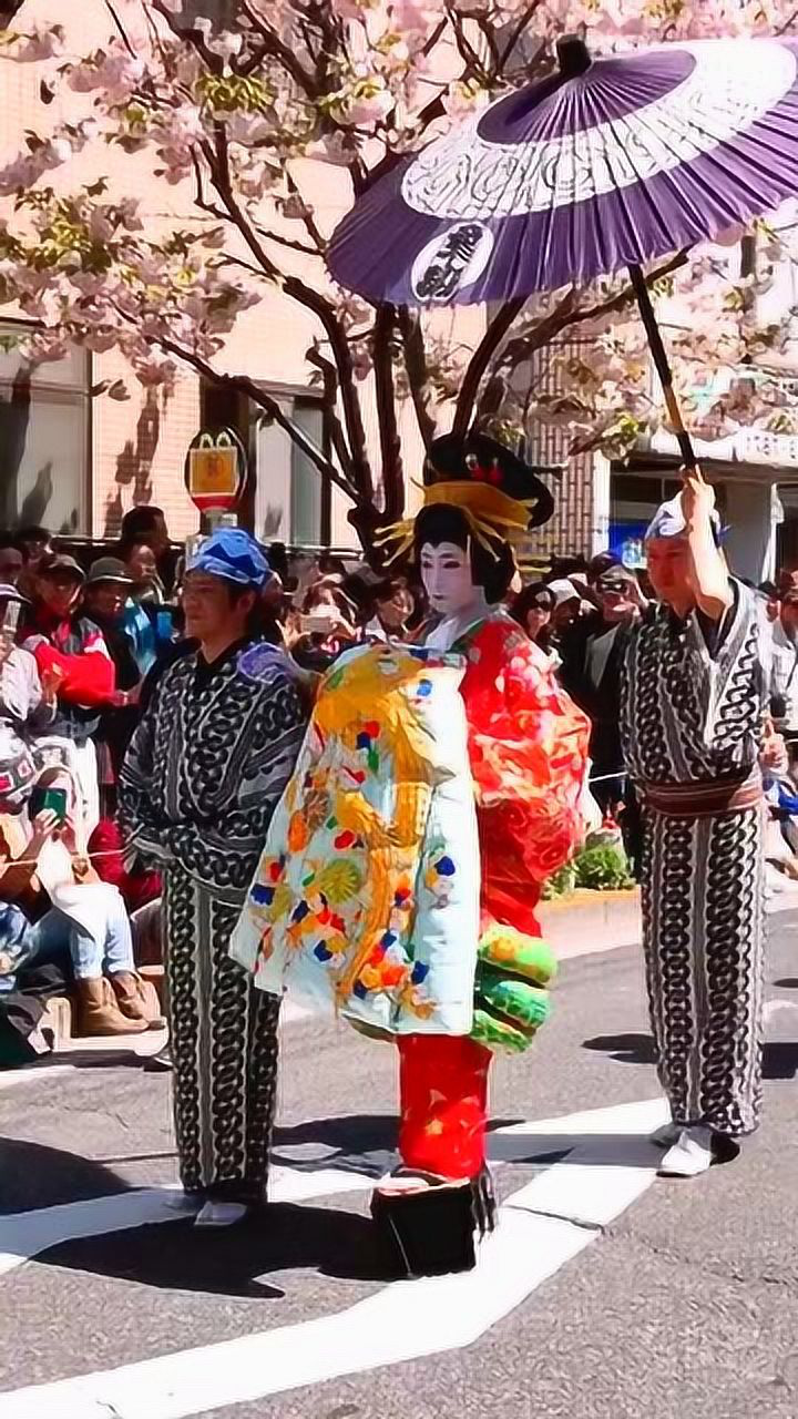 女友看到日本花魁走路姿势非要模仿给我看我说她只能模仿那双鞋