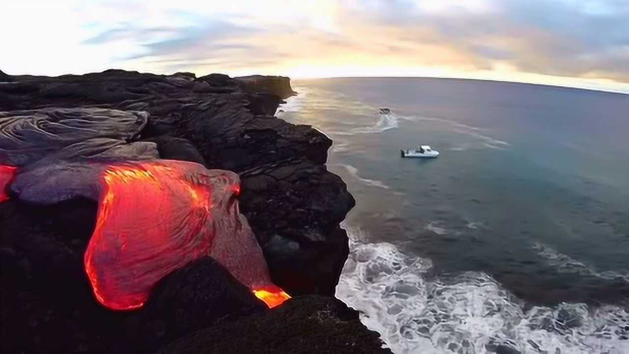 第一次看到岩漿流到海里,幾千度的溫度,你說海水能澆滅嗎?