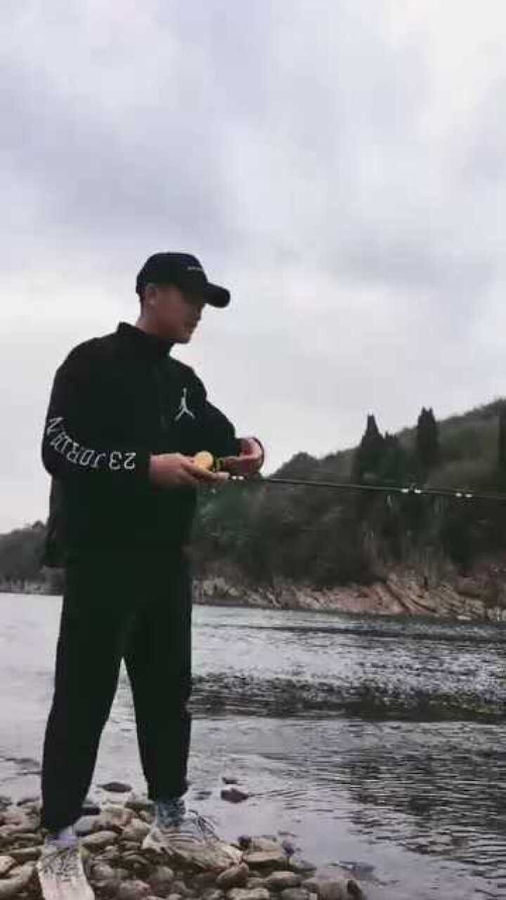 看这帅哥手势应该是钓鱼高手