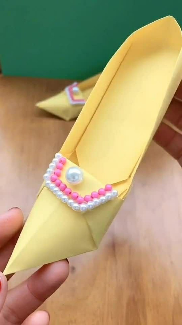 今天用卡纸做两双好看的高跟鞋,女儿喜欢的不行