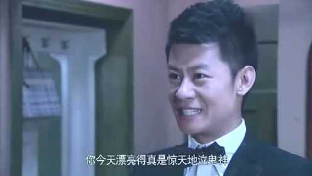 小夫妻享受二人世界,妻子穿上性感礼服,又是一个浪漫美好的夜晚