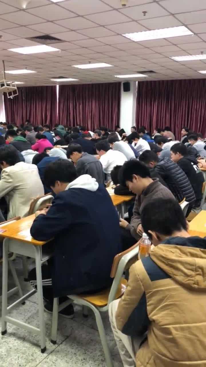 实拍富士康给新员工培训场面,这样员工才能快速融入!