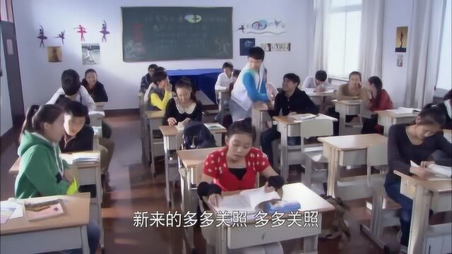 学校要开家长会,笑笑竟现场欺骗同学们,爸妈都去出差了