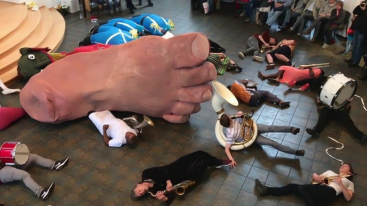 巨大脚掌把人踩在脚下,路人吓得落荒而逃