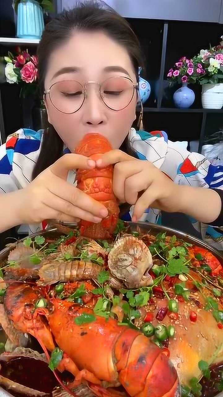 美女主播吃大龙虾一个两斤的龙虾一口吃太让人羡慕了