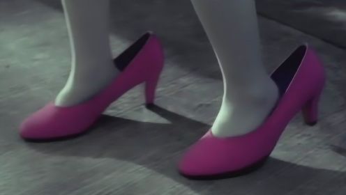 恐怖片：母亲捡来一双粉色高跟鞋，女儿偷穿后，开始浓妆艳抹性情大变
