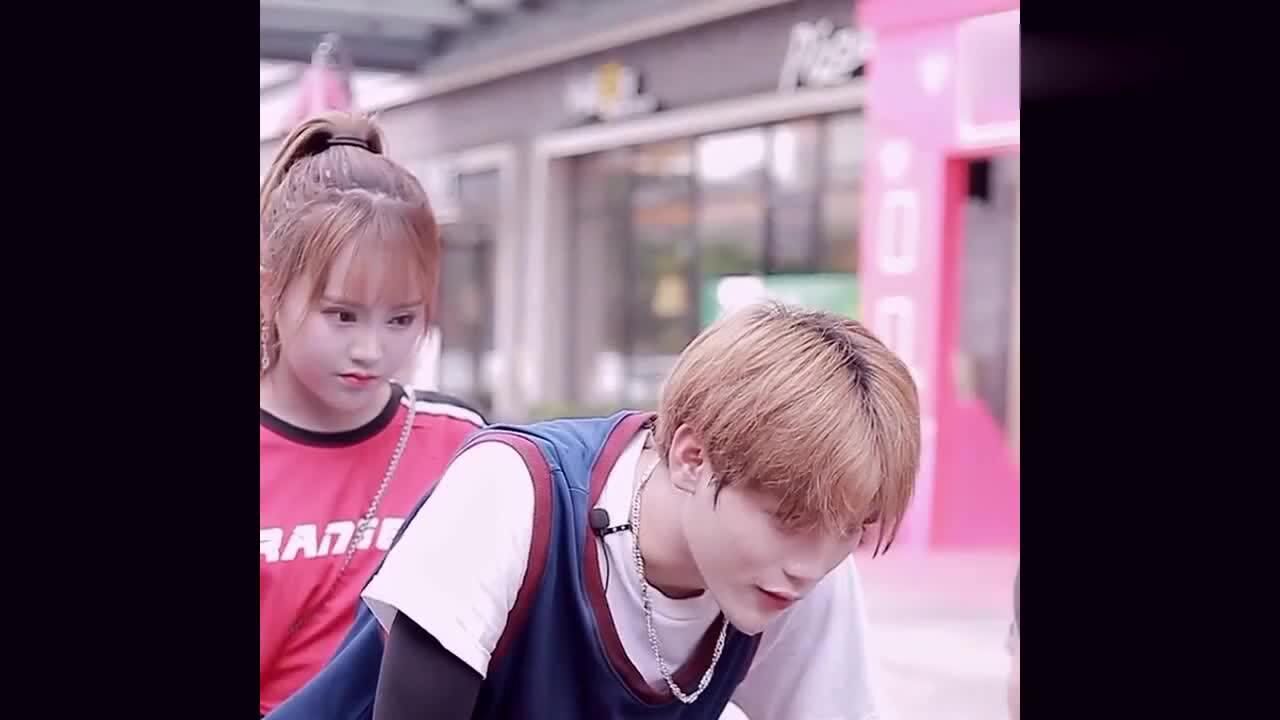 娜娜竟被心机女羞辱,可乐及时出现保护她,可乐这也太霸气啦!