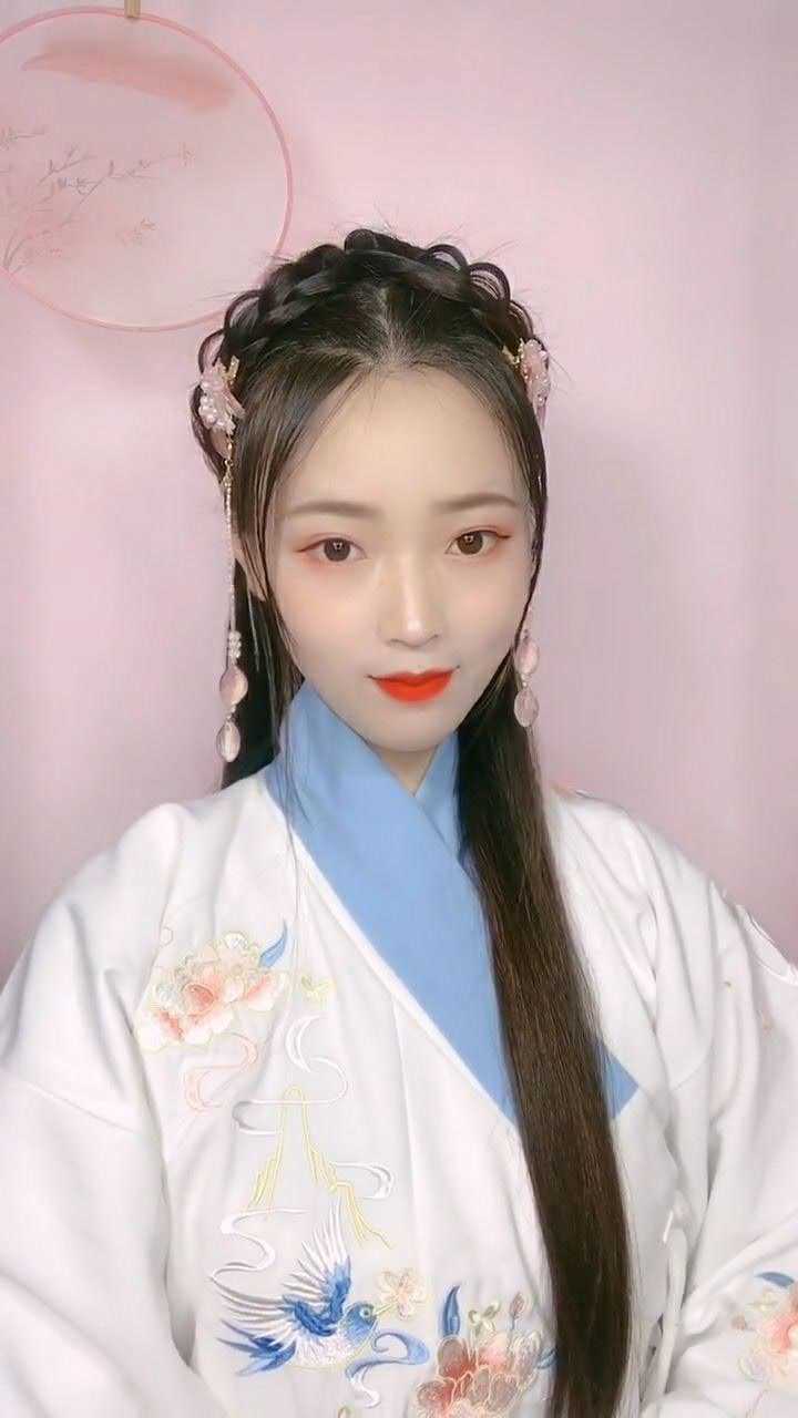 扎一款这样的发型就特别漂亮,彰显古装美女气质