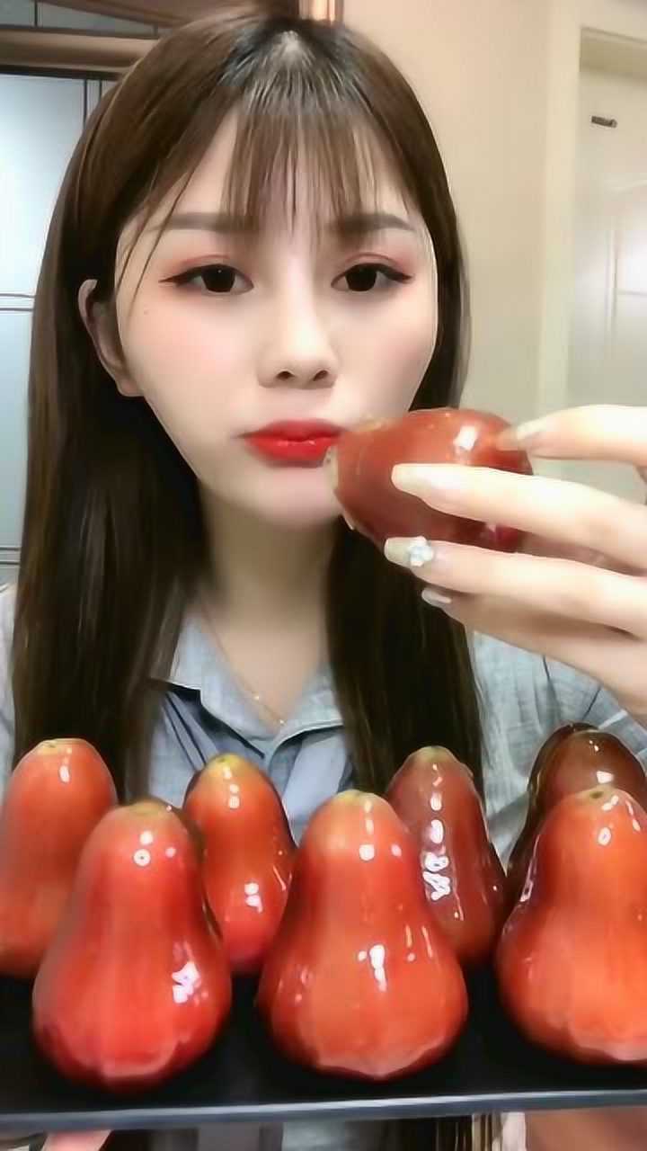 兔子直播吃冰糖冻莲雾,一口下去咯嘣脆,心疼她的牙