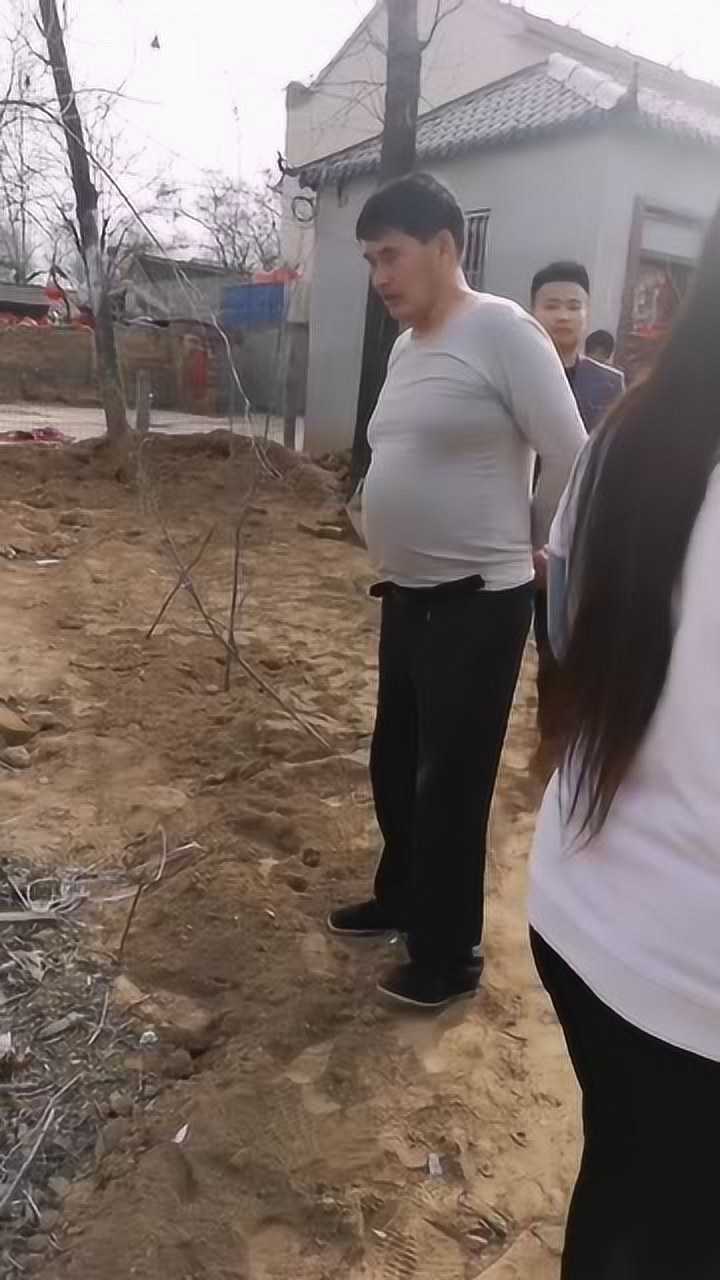 大衣哥挺着肚子巡视自己的小院嘴里还一直嫌小