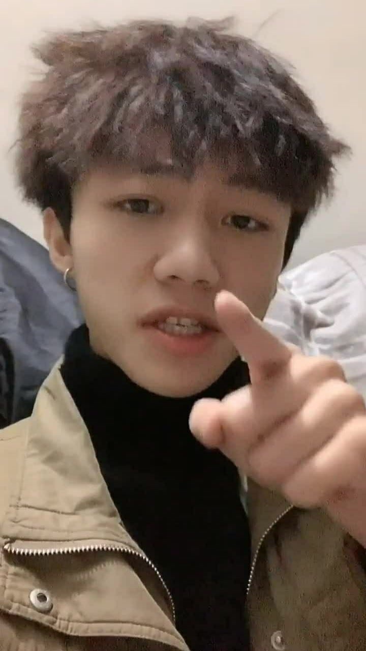 精神小伙拍视频的经典手势和动作看了我想笑